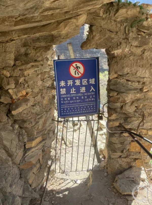 粤有钱配资 中虎跳峡封闭后有游客逆爬天梯去“发呆石”打卡？景区：有专人值守会加强管理